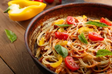 Ev yapımı spagetti Bolognese Pan, ahşap arka plan üzerinde
