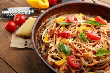 Ev yapımı spagetti Bolognese Pan, ahşap arka plan üzerinde