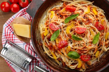 Ev yapımı spagetti Bolognese Pan, ahşap arka plan üzerinde