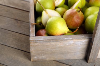 Ahşap kutusunda tablo olgun armut yakın çekim