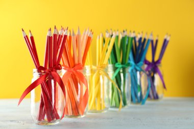 Kavanozların içinde parlak kalemler