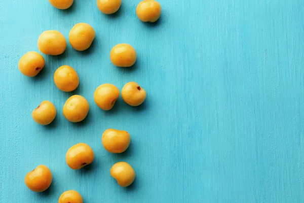 Ciruelas maduras sobre mesa de madera de cerca — Foto de Stock