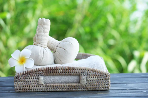 Wellness-Stillleben auf Holztisch am Fluss — Stockfoto