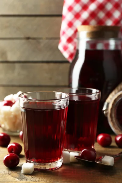 Sladké domácí třešňový kompot na tabulce na dřevěné pozadí — Stock fotografie