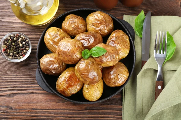Запеченный картофель на деревянном столе, вид сверху — стоковое фото