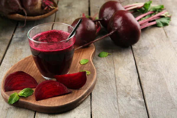 Glass of beet juice on wooden table, closeup — Stock Photo, Image