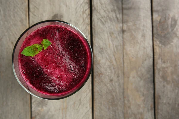 Vaso de jugo de remolacha sobre mesa de madera, vista superior — Foto de Stock