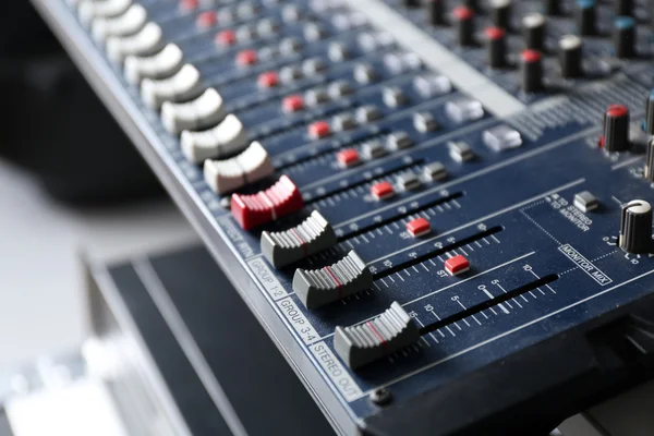 Panel de control del mezclador de música de sonido de cerca —  Fotos de Stock