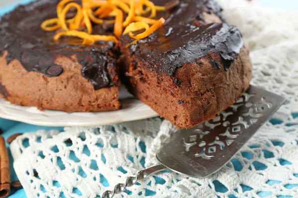 Cake met chocolade glazuur en oranje op een houten achtergrond kleur — Stockfoto