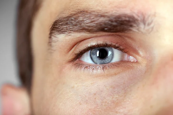 Синий человеческий глаз крупным планом — стоковое фото