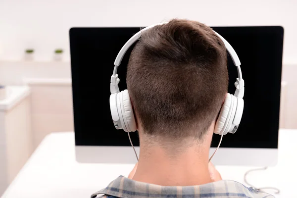 Jovem jogando jogos de computador em casa — Fotografia de Stock