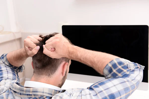 Joven con computadora de cerca — Foto de Stock