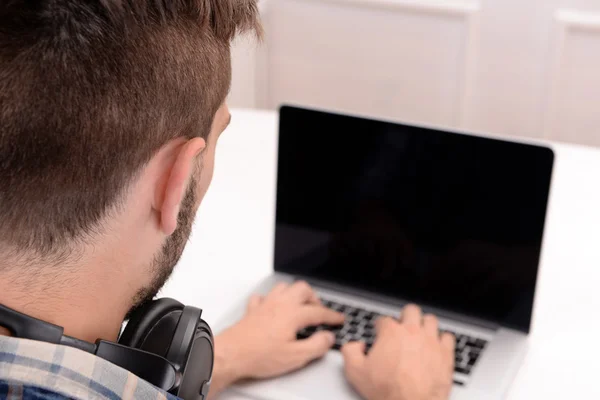 Young man with laptop close up — Stock Photo, Image