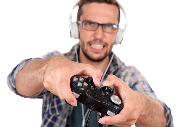 молодой человек играет в видеоигры