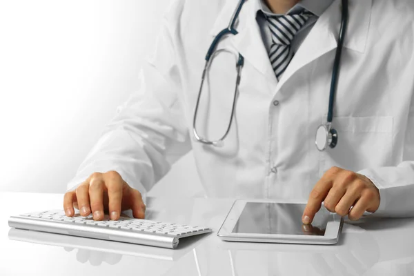 Doctor working at table — Stock Photo, Image