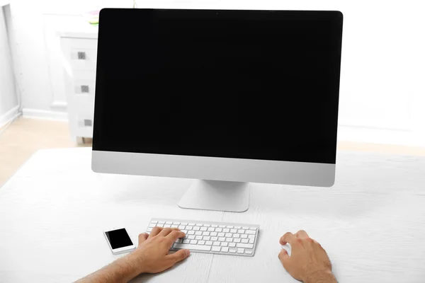 Hombre mano en el teclado de la computadora — Foto de Stock