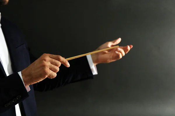 Muziek dirigent handen met stokje — Stockfoto