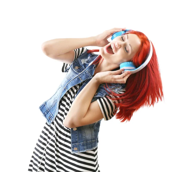 Krásná mladá žena s sluchátka izolovaných na bílém — Stock fotografie