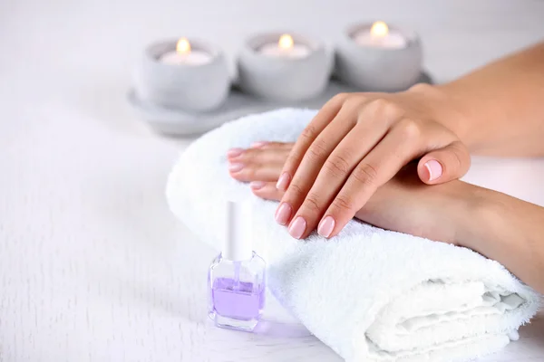 Mãos de mulher com manicure francês — Fotografia de Stock