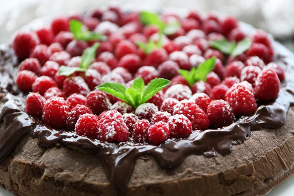 Kuchen mit Schokoglasur und Himbeeren in Nahaufnahme — Stockfoto