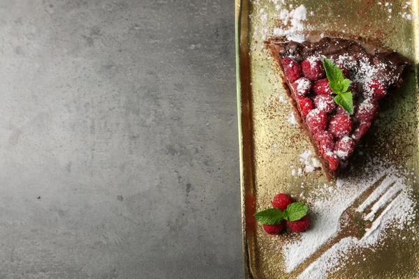 Fluitje van een cent met chocolade glazuur en frambozen — Stockfoto