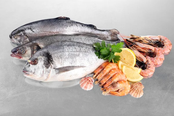 Čerstvé ryby a krevety s kořením na kovové pozadí — Stock fotografie