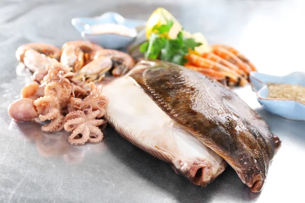 Färska fiskar och räkor med kryddor på metall bakgrund — Stockfoto