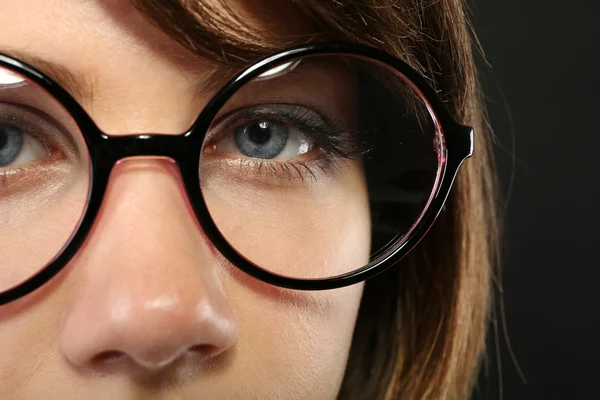 Attraktive junge Frau mit Brille aus nächster Nähe — Stockfoto