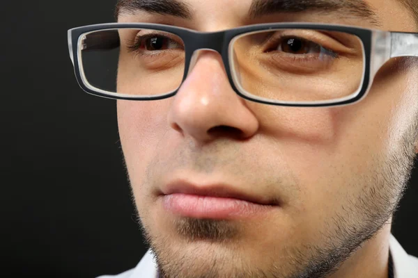 Jeune homme attrayant avec des lunettes de près — Photo