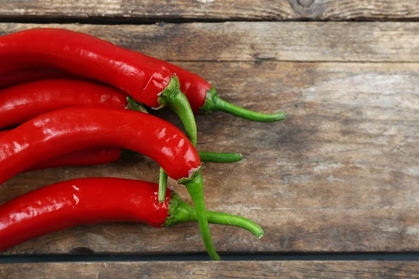 Pimientos rojos picantes en mesa de madera de cerca — Foto de Stock