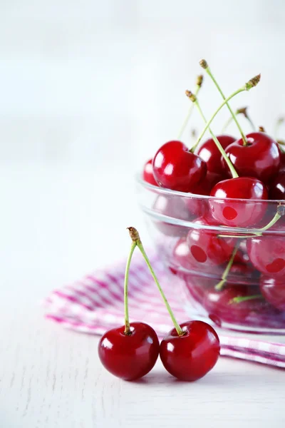 Cherries in glass bowl — Stock Photo, Image