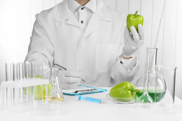 Επιστήμονας εξετάζει πιπέρι σαλάτα στο εργαστήριο — Φωτογραφία Αρχείου