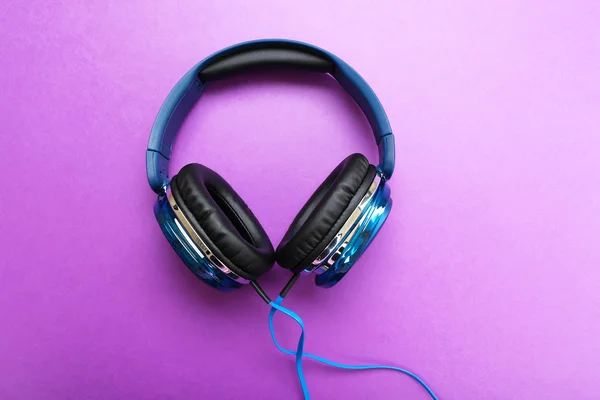 Ακουστικά σε μοβ φόντο — Φωτογραφία Αρχείου