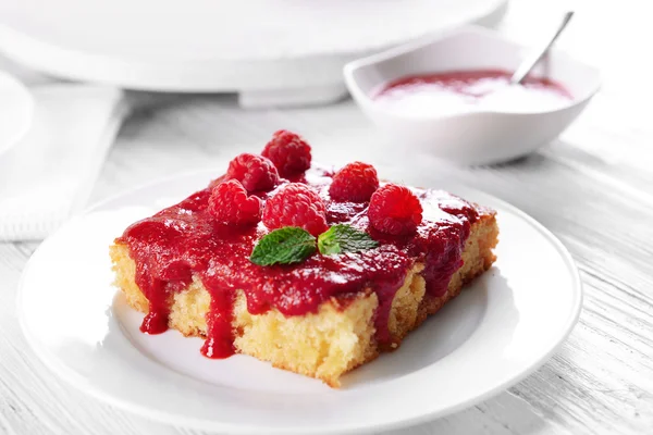 Verse pie met frambozenjam in witte schotel op houten tafel, close-up — Stockfoto