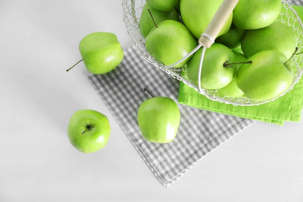 Green apples on windowsill, closeup — Stock Photo, Image