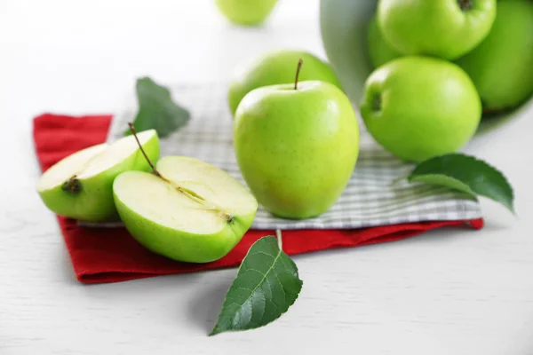 Zelená jablka na stole s ubrousky, detail — Stock fotografie
