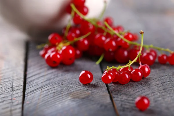 Groseilles rouges fraîches sur table en bois fermer — Photo