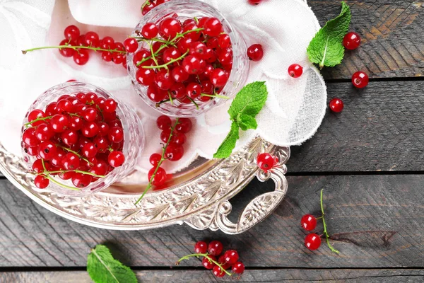 Groseilles rouges fraîches dans des verres sur la table gros plan — Photo