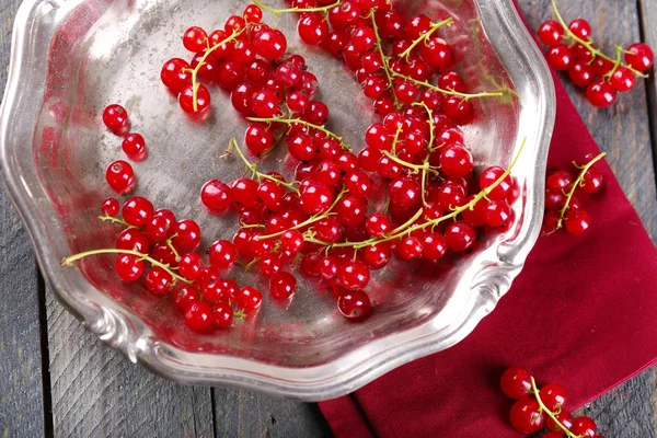 Frische rote Johannisbeeren in Schale auf dem Tisch aus nächster Nähe — Stockfoto