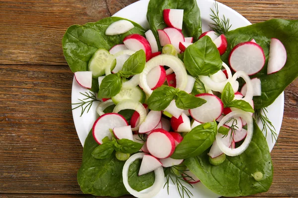 Taze sebze salatası, masaya yakın.