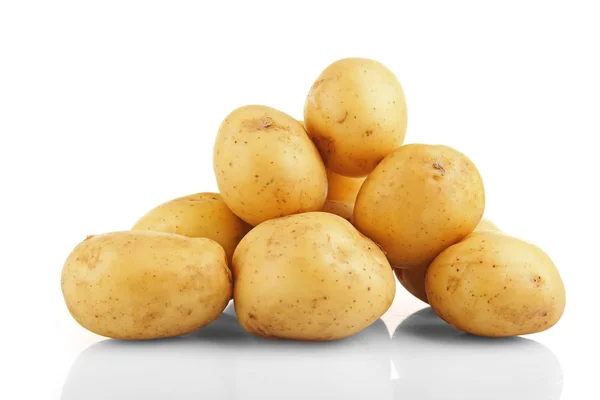 Μικρά πατάτες που απομονώνονται σε λευκό — Φωτογραφία Αρχείου