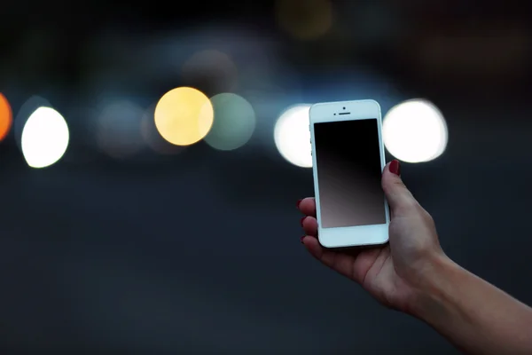 Mão segurando telefone celular tela sensível ao toque — Fotografia de Stock