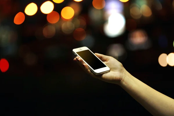 Mão segurando telefone celular tela sensível ao toque — Fotografia de Stock