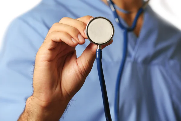 Arzt mit Stethoskop auf grauem Hintergrund — Stockfoto