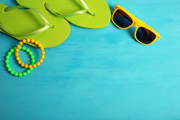 Flip flops, bracelets and sunglasses — Stock Photo, Image