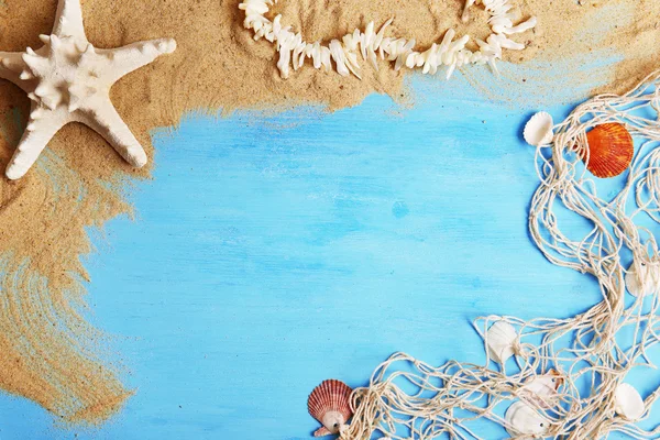 Sabbia e conchiglie con sabbia su sfondo di legno — Foto Stock