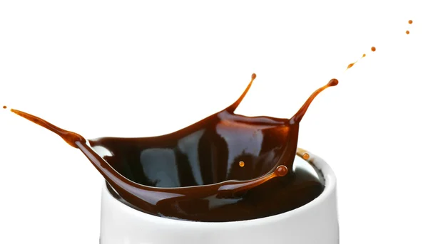 Splash de chocolate quente em copo isolado em branco — Fotografia de Stock