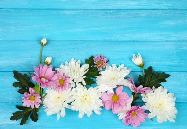 Chrysanthemen auf hölzernem Hintergrund — Stockfoto