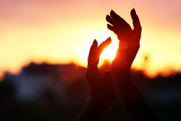 Γυναικεία χέρια σε φόντο ηλιοβασίλεμα — Φωτογραφία Αρχείου