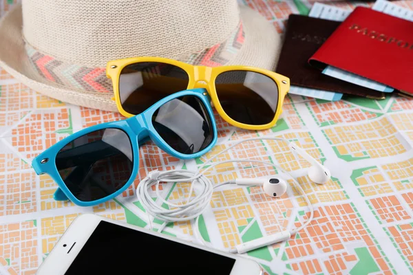 Gafas de sol, pasaporte y mapa, de cerca. Preparación para el concepto de viaje —  Fotos de Stock